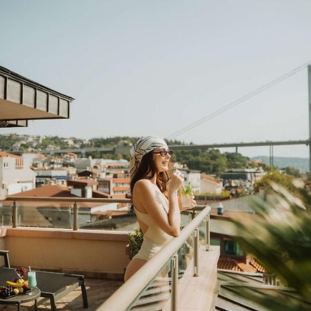 Radisson Blu Bosphorus Hotel Stambuł Zewnętrze zdjęcie A woman on a balcony