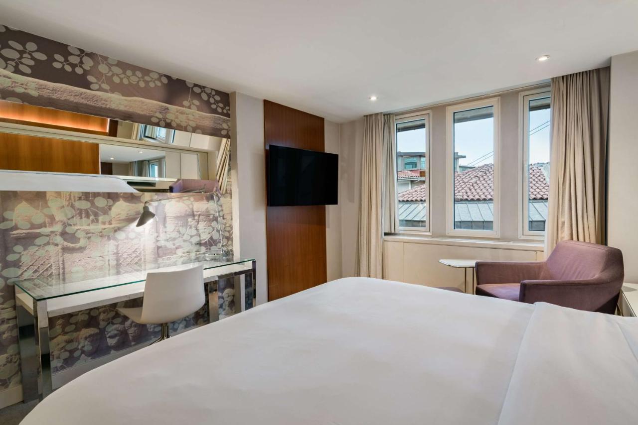 Radisson Blu Bosphorus Hotel Stambuł Zewnętrze zdjęcie A room at the hotel