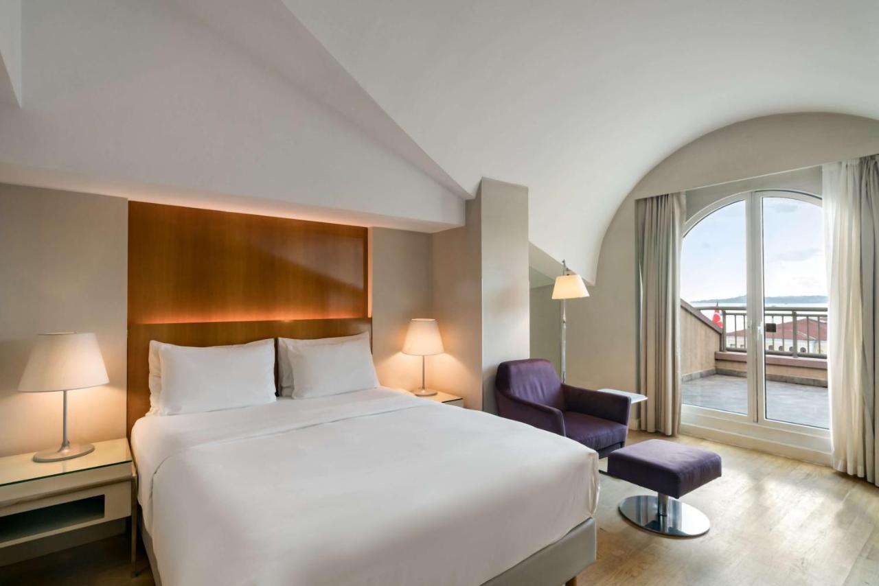 Radisson Blu Bosphorus Hotel Stambuł Zewnętrze zdjęcie A room at the hotel