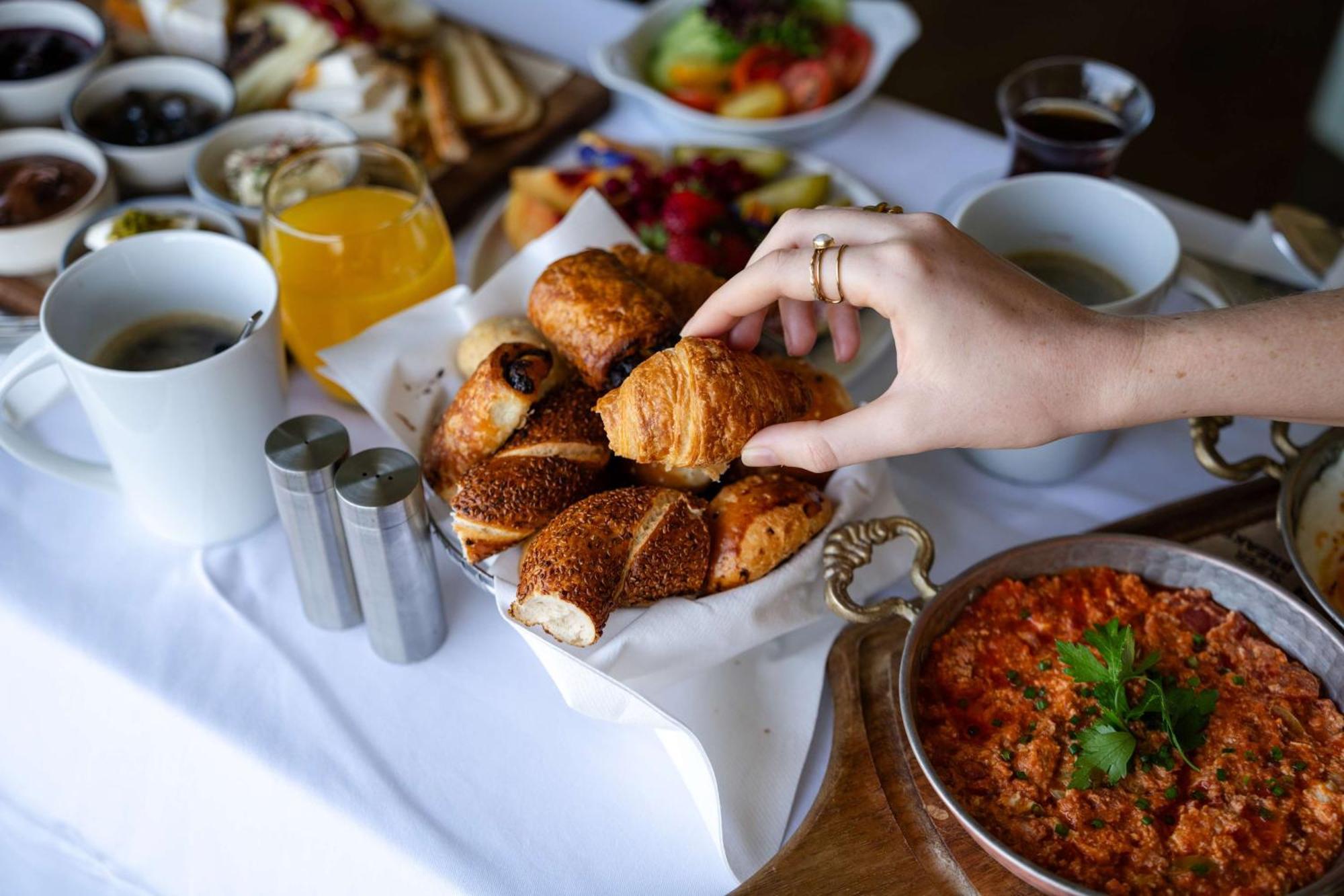 Radisson Blu Bosphorus Hotel Stambuł Zewnętrze zdjęcie Turkish breakfast